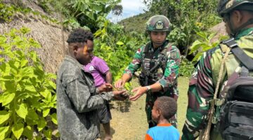 Pererat Tali Silaturahmi, Satgas Yonif 521/DY Kunjungi Tokoh Agama dan Berikan Pelayanan Kesehatan Gratis di Kampung Bolakme