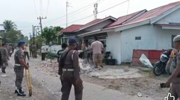 Aparat Gabungan Tertibkan Pagar yang Makan Badan Jalan di Dadok Tunggul Hitam Padang